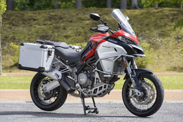 画像: ※写真の車両はオプション装着車です。<装着内容>エンデューロ・パック 17万278円(スチールパイプ製タンクサイドプロテクション、ラジエーター用プロテクショングリッド 、オイルクーラー用プロテクショングリッド、リアブレーキディスク・プロテクション 、 ランプマウントブラケット 、ロアチェーン・プロテクション 、補助LEDライトセット )、アルミニウム製サイドパニアケース 30万7217円(税込)