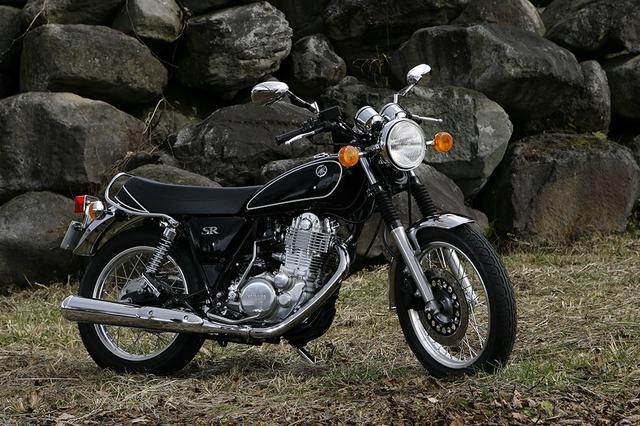 画像: ヤマハSR400 1976年2月に当時国内最大となる4スト単気筒エンジンを積むビッグオフローダー、ヤマハ・エンデューロXT500が登場。そのXT500をベースとしたオンロード・スポーツSR500/400は1978年3月にデビューした。SR500は2000年をもって生産終了。SR400は一時カタログ落ちすることもあったが、そのスタイルを変えることなく現在もラインアップされている。