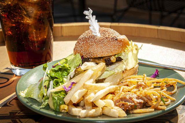 画像: ハンバーガーやフライドポテトなど、カジュアルなメニューもあります。ファーストフードはバイクで走ったあと何故か無性に食べたくなるんですよね(笑)