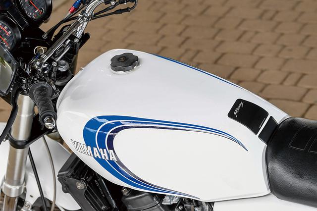 画像: タンクキャップが右にオフセットした燃料タンクもRZ純正で、青の3本ラインはRZ250の2型純正カラー(350初期は2本ライン)だ。