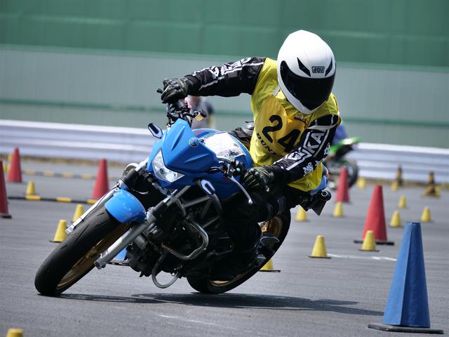 画像: ノーマルのオーソドックスな丸型ヘッドライトで走るライダーがいる一方、軽量化を狙ってオフ車用などのコンパクトなカウル付ヘッドライトに交換しているマシンも多い。