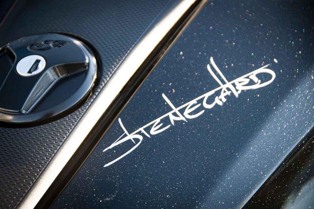 画像: さすがはFTR1200のチーフデザイナーだけあって、まるでステッカーのような「STENEGARD」のサイン!
