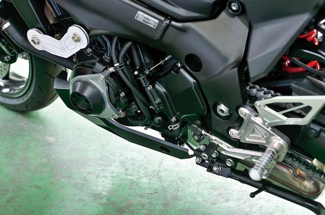 画像: エンジン左側、ジェネレーターカバーに装着するレーシングスライダーは3タイプある。写真は「ジェネレーターC」タイプでアルミ製ベースをジェネレーターカバーに共締めする。そこにジュラコン製スライダーを装着。アルミベースをV字型にした「ジェネレーターA」タイプ、ジュラコン削り出しスライダーのみを装着する「ジェネレーターB」もある。またフレーム前側装着用も3タイプを設定。
