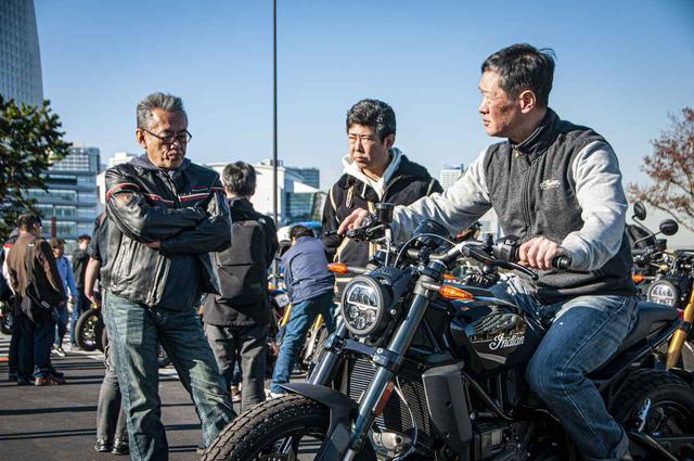 画像: 会場にはFTR1200のローダウンカスタム車も用意され、足着きやポジションなど、自身の愛車と比べながらカスタムの参考にしているライダーが多かったです。