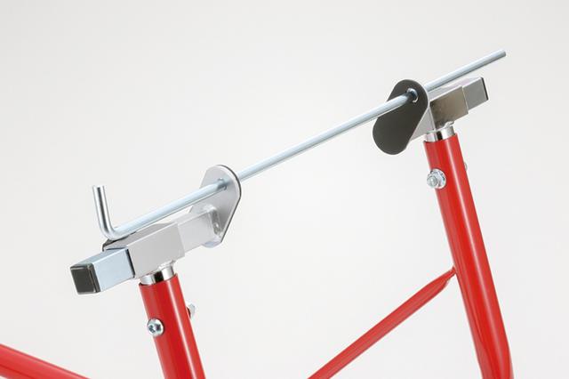 画像: フォークボトムに穴が開いたバイクにはこちらの「はじめて受け」(JT-104H・3800円+税)が操作良好。フォークを外す場合は、ステムにφ13mm以上の穴があれば、既存のJT-116スタンドを勧めたい。