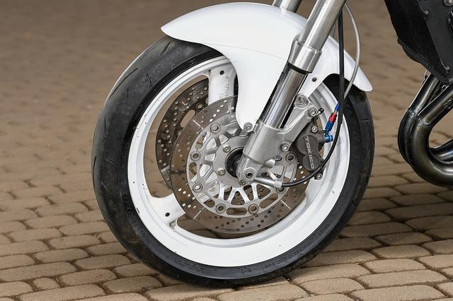 画像: フロントフォークはRZ250/350のノーマルφ32mm正立に換えて、φ41mm倒立フォークを使用する。TOKICO4Pキャリパーとも'90~'94年型VJ22(RGV250Γ)の流用カスタムなのだ。
