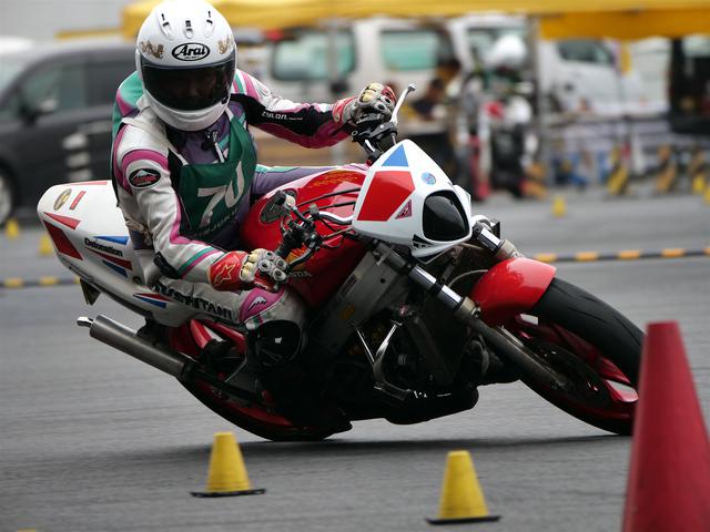 画像: この3年、VTR250に続く台数がエントリーしているのは最強マシン・NSR250Rだった。1戦平均約14台と台数的にはVTRの約半分なのだが、それはある意味驚異的。