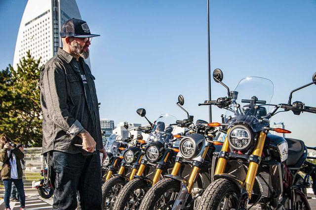 画像: 会場に並ぶオーナー達のFTR1200を眺めるオラ氏。自身のデザインしたバイクがズラリと並ぶ姿を見て、とても感慨深い様子でした。