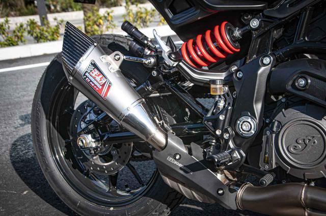 画像: 「歴代のバイクには、ほぼ全てヨシムラマフラーを付けていたんですよね、だからなんとかFTRにも付けたくて(笑)」と話す山口さん。スズキ・GSX-R1000用のヨシムラマフラーを加工して装着。マフラーとフレームを繋いで支えているのは、よく見るとスナップオン・ツールズのメガネレンチなんです。
