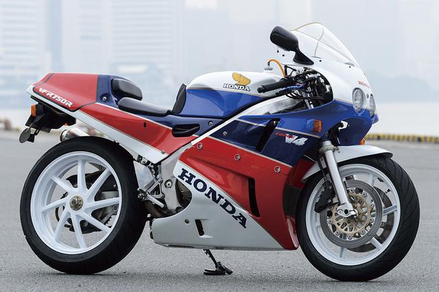 画像: ホンダ VFR750R TT-F1向けの競技用マシンで、鈴鹿8耐を制したRVF750の1986年型をベースに開発されたRC30。5角断面アルミツインチューブフレームにチタンコンロッドやバックトルクリミッター、カムギアトレーンなどを採用した360度クランクV4エンジンを搭載。クイックリリース機構付きフロントフォークやプロアーム、アルミタンクを装備するなど、その完成度はレプリカの域を超え、まさにロードゴーイングレーサーといえる仕上りを見せた。