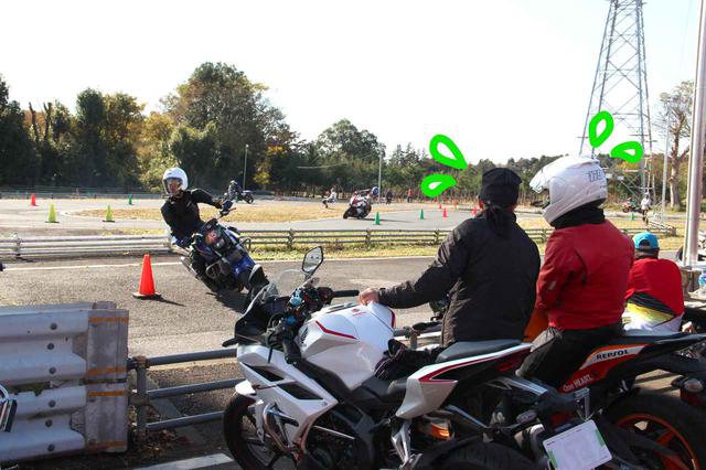画像: コースを渡され、実際に走っている選手たちを見学。