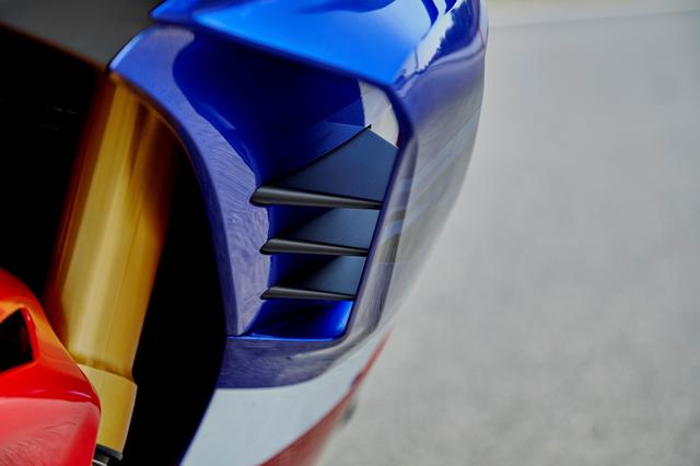 画像: MotoGPマシン顔負けのダクトウイングが、強力なダウンフォースでフロントを抑え込む。もはや市販車の枠を超えた装備だ。