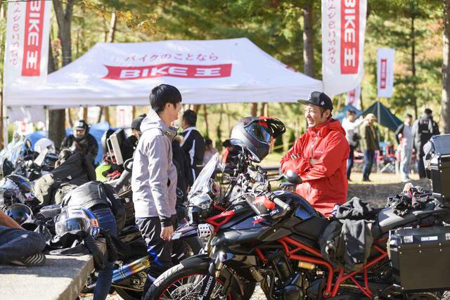 画像: 実際にお子さんとバイクに乗っているつるのさん。上級者である参加者の皆さんから話を聞き、お子さんたちとのバイクライフをどうやって楽しんでいるのか聞き込み。