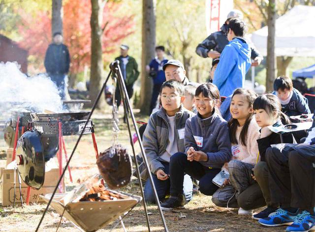 画像: キャンプも連動したイベントだったということで、ランチも子どもたちの楽しみのひとつ。当日は巨大なお肉が焼かれて子どもたちも大はしゃぎ!
