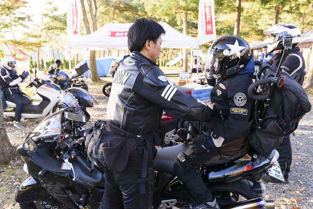 画像: 会場のみんなが感心していたバイク用チャイルドシート。自転車用を改造したもので、隼でも安心してタンデムできるそうだ。パパさん、スゴイぞ!