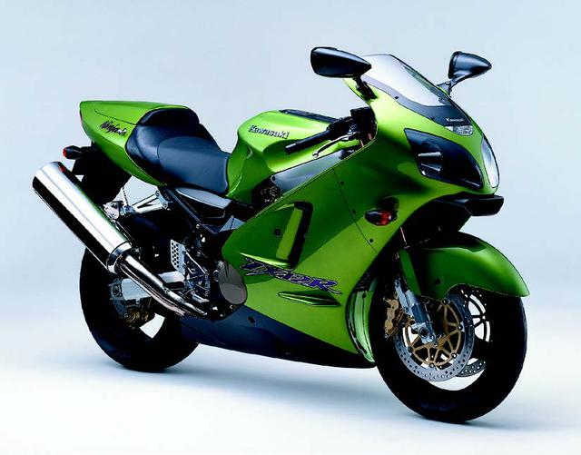 画像: ●水冷4ストDOHC4バルブ並列4気筒●1199cc●178PS/10500rpm●13.8kg-m/7500rpm●210kg●120/70ZR17・200/50ZR17●輸出車
