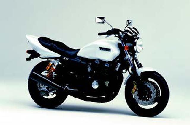 画像: ●空冷4ストDOHC4バルブ並列4気筒●399cc●53PS/11000rpm●3.5kg-m/9500rpm●179kg●110/70-17・150/70-17●59万9000円