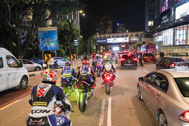 画像: オープニングセレモニーとしてセパン8耐マシンがマレーシアの市街地をデモラン! これいいなー^^