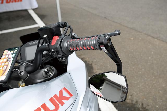 画像: グリップはGRIPPY GRIP KATANAで菱目形状で刀の柄をデザインした和テイスト。バーエンドミラーはハイサイダー・ヴィクトリー。