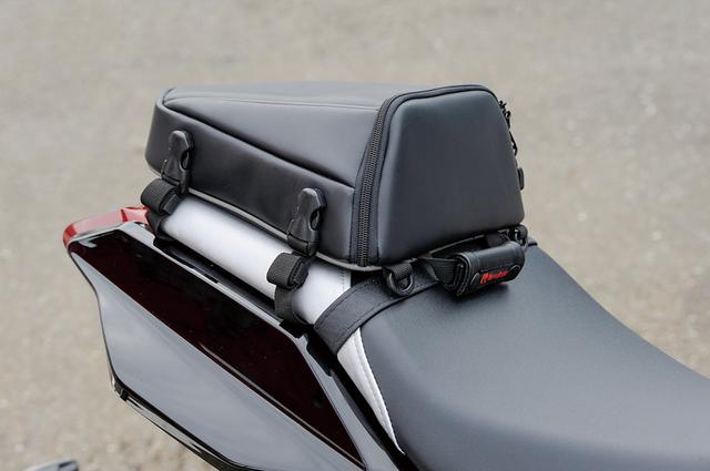 画像: シートバッグは280×250×110mmサイズで『バイクのシルエットを崩さない』シルエットのDH-708。KATANAのショートテールにも合うデザインだ。