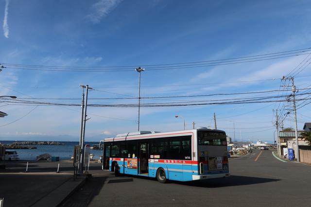 画像: 荒崎周辺。広々した景色と京急のバスを見ると三浦半島を旅している感が増してきます。