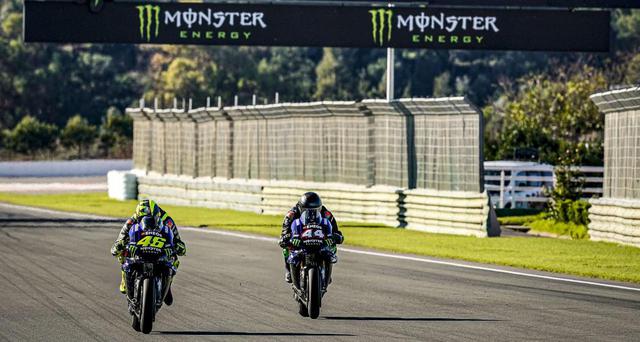 画像: ともにヤマハYZR-M1に乗って、ランデブー走行を楽しむV.ロッシ(左)とL.ハミルトン。