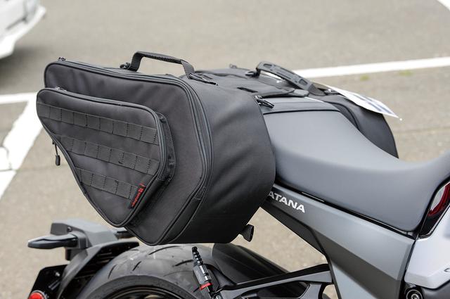 画像: H-725サイドバッグのサイズは260×460×180mm、サイド開きで片側16ℓ/両側で32ℓと容量も十分。背面のへこみがKATANAの出っ張ったテールサイド形状にぴったりで、ステーなしで装着可能。こうした装着例はツーリングを考える向きへの積載へのヒントにもなる。