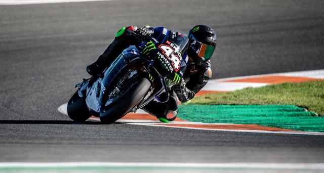 画像: しっかりとハングオフのフォームをとって、コーナーを攻めるL.ハミルトン! www.yamahamotogp.com