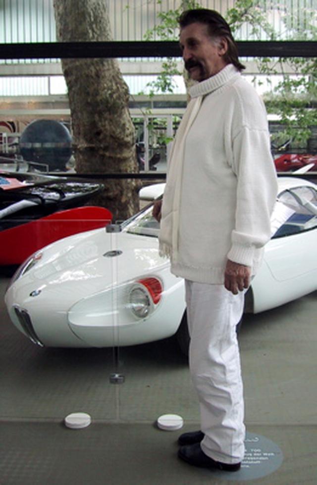 画像: 2004年に撮影された、L.コラーニと1959年のBMW 700。彼がデザインした樹脂製モノコックのスポーツカーのBMW 700は、当時世界的に注目を集めました。 de.wikipedia.org