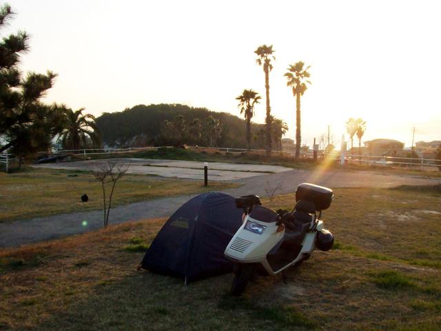 画像: 2007年3月に訪れた小豆島のキャンプ場。当時20歳。僕の中型バイクライフはホンダ・フュージョンから始まりました。荷物がいっぱい詰めてキャンプツーリングが楽そうだ、というのが選んだ理由。この写真、バイクとテントが近すぎて怖い。さすがに寝るときには離したとは思いますが……。