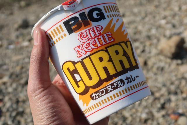 画像2: しかし、今回は日帰りキャンプ・ツーリング。テーブルと椅子をバッグから出して……できた!