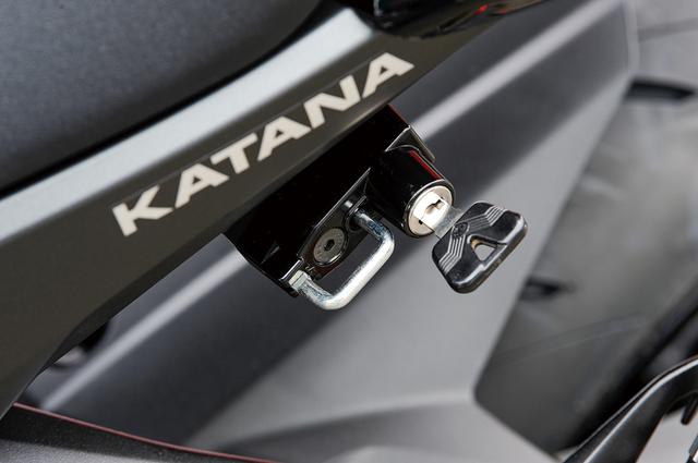 画像: ちょっとした乗り降りの際に使えて便利なキー付きヘルメットホルダー。車体左側後ろに追加するが、装着時の違和感も極力抑えられる。