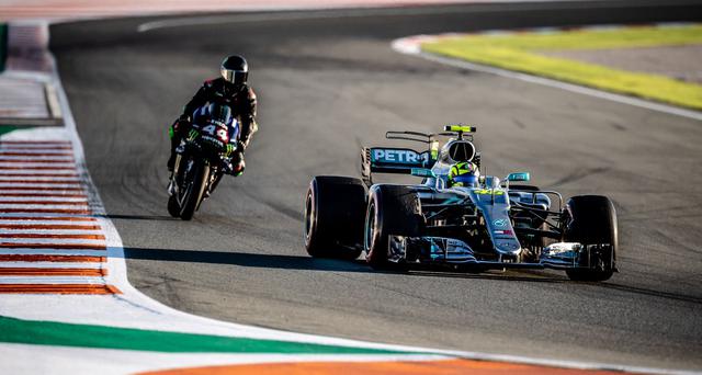 画像: 46番をつけたF1を駆るV.ロッシ。その後ろを、ヤマハYZR-M1に乗るL.ハミルトンが追走します。 www.yamahamotogp.com