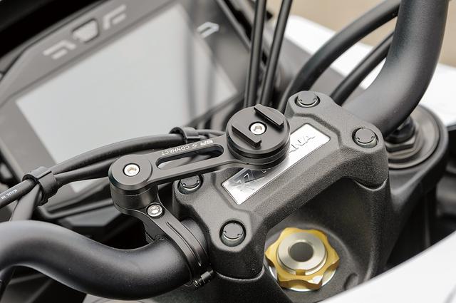 画像: SPコネクト モトバンドルはKATANAのセンターφ25.4mmファットバー(ハンドル)にも対応。スマホを素早くマウントできる。