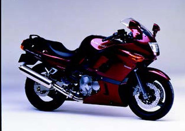 画像: ●水冷4ストDOHC4バルブ並列4気筒●399cc●53PS/11000rpm●3.8kg-m/9000rpm●197kg●120/60R17・160/60R17●69万4000円
