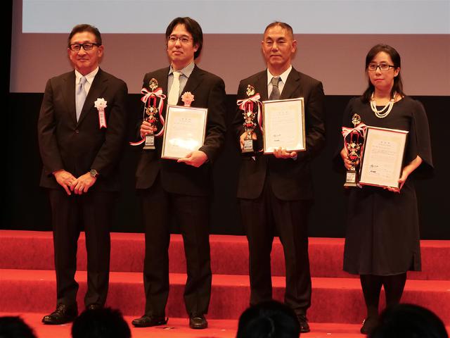 画像: 左から鈴木MFJ会長、冨永崇史選手、辻家治彦選手、本間君枝選手