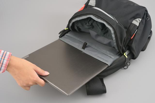 画像: ノートパソコンの収納に適したスペースもあり