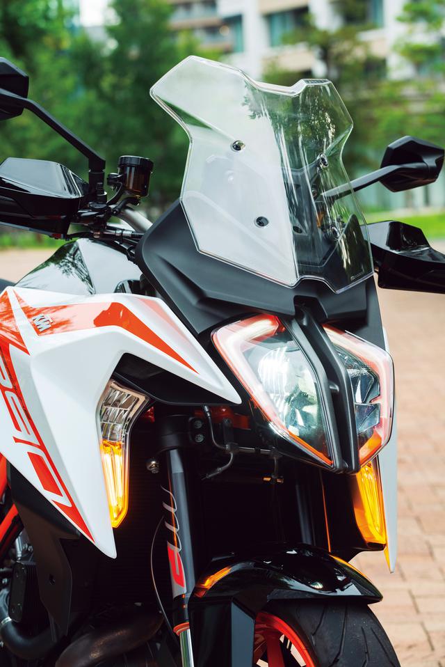 画像: LEDヘッドライトはライダーを走行風から守るためにデザインされた独特な形状のハーフカウルに組み込んだツアラースタイルが特徴。シュラウドの内側にLEDコーナリングライトも備える。