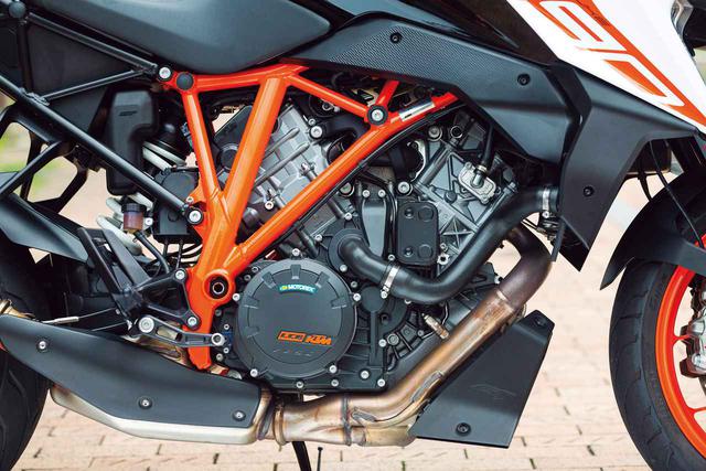 画像: DOHC4バルブヘッドを備え、強力さとスムーズさを兼ね備えるLC8水冷Vツインエンジンは新しいマッピングを採用。低回転から発生する太いトルクで、荷物を満載したタンデムツーリングであっても軽々と山岳路を駆け抜ける。