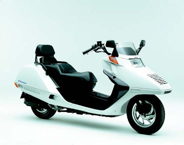 画像: ●水冷4ストOHC2バルブ単気筒●244cc●19PS/7500rpm●2.1kg-m/5000rpm●158kg●110/100-12・120/90-10●49万9000円/51万9000円