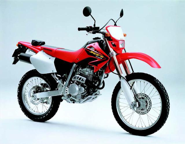 画像: ●空冷4ストOHC4バルブ単気筒●249cc●28PS/8000rpm●2.6kg-m/7000rpm●137kg●3.00-21・4.60-18●50万9000円