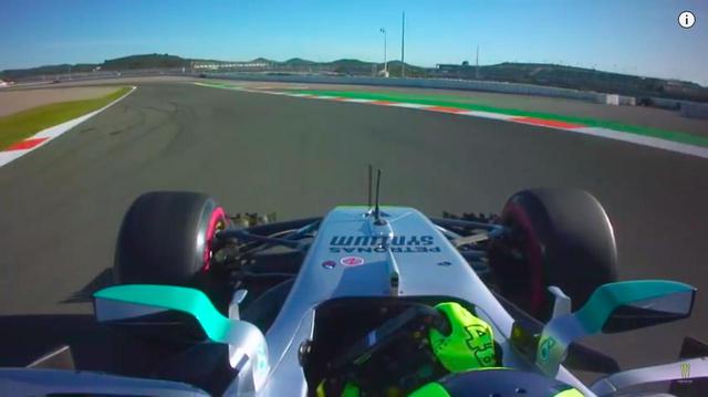 画像: ロッシがドライブしたのは、メルセデス-AMG F1 W08でした。 www.youtube.com