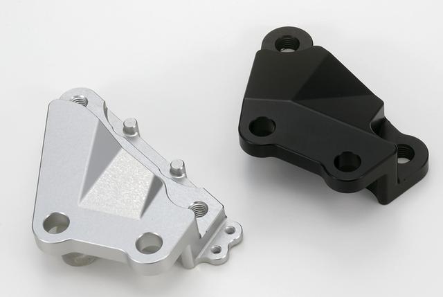 画像: 左はクリアアルマイト仕上げの、ホンダCBR250RR用、右はブラックアルマイトされた、ヤマハMT-25/MT-07用のキャリパーサポートだ。