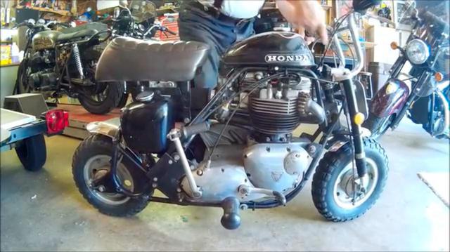 画像: 1969年型ホンダミニトレールZ50の車体に、1967年型トライアンフT120TTの650ccユニットツインエンジンを搭載! なおサイドスタンドは、取り外してハンドルまわりに収納する方式です!? www.youtube.com