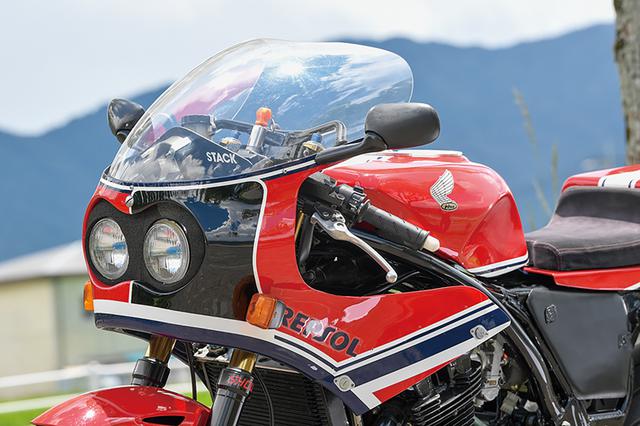 画像: タジマはRC30=VFR750Rでの鈴鹿8耐参戦歴もあり、その時に使ったRC30レーサーの形状も参考にこのフロントカウル/インナーステーを作製。2灯タイプのヘッドライトはRC30流用。着脱もズースファスナーでイージーに行えるようにしている。