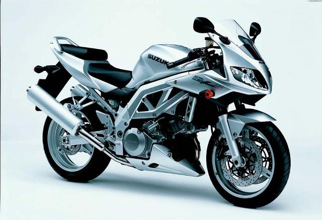 画像: ●水冷4ストDOHC4バルブV型2気筒●995cc●94PS/8500rpm●9.2kg-m/7000rpm●189/186kg●120/70ZR17・180/55ZR17●94万5000円/99万7500円