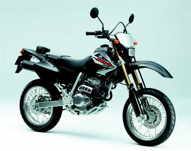 画像: ●空冷4ストOHC4バルブ単気筒●249cc●28PS/8000rpm●2.6kg-m/7000rpm●134kg●110/70-17・130/70-17●51万9000円