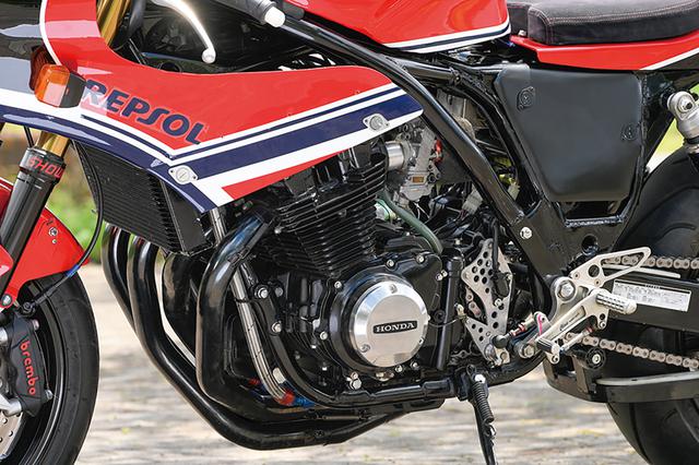 画像: 車両のベースはCB750FCで、フレームはタジマオリジナルで20カ所を補強する。エンジンはCB1100R用を排気量1062ccのままに軽量クランク加工やポート拡大、ピストンへの二硫化モリブデンコート+フッ素処理、ベアリング/メタル類一新で搭載。吸気はFCRφ37mmキャブレターを選択している。