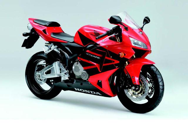 画像: ●水冷4ストDOHC4バルブ並列4気筒●599cc●69PS/11500rpm●5.2kg-m/7500rpm●194kg●120/70ZR17・180/55ZR17●96万6000円