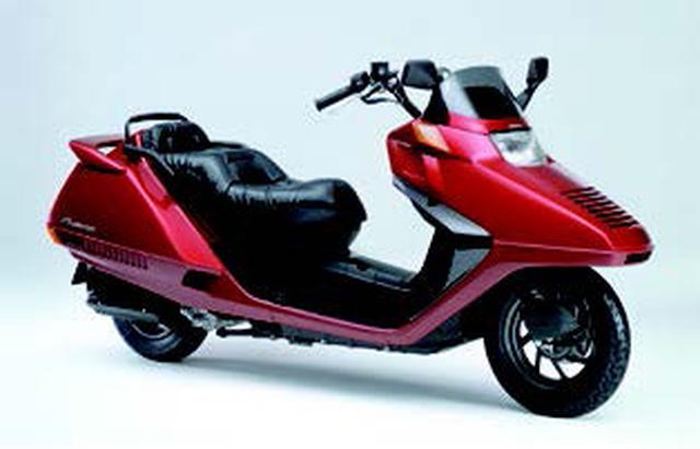画像: ●水冷4ストOHC2バルブ単気筒●244cc●19PS/7500rpm●2.1kg-m/5000rpm●170kg●110/100-12・120/90-10●56万7000円